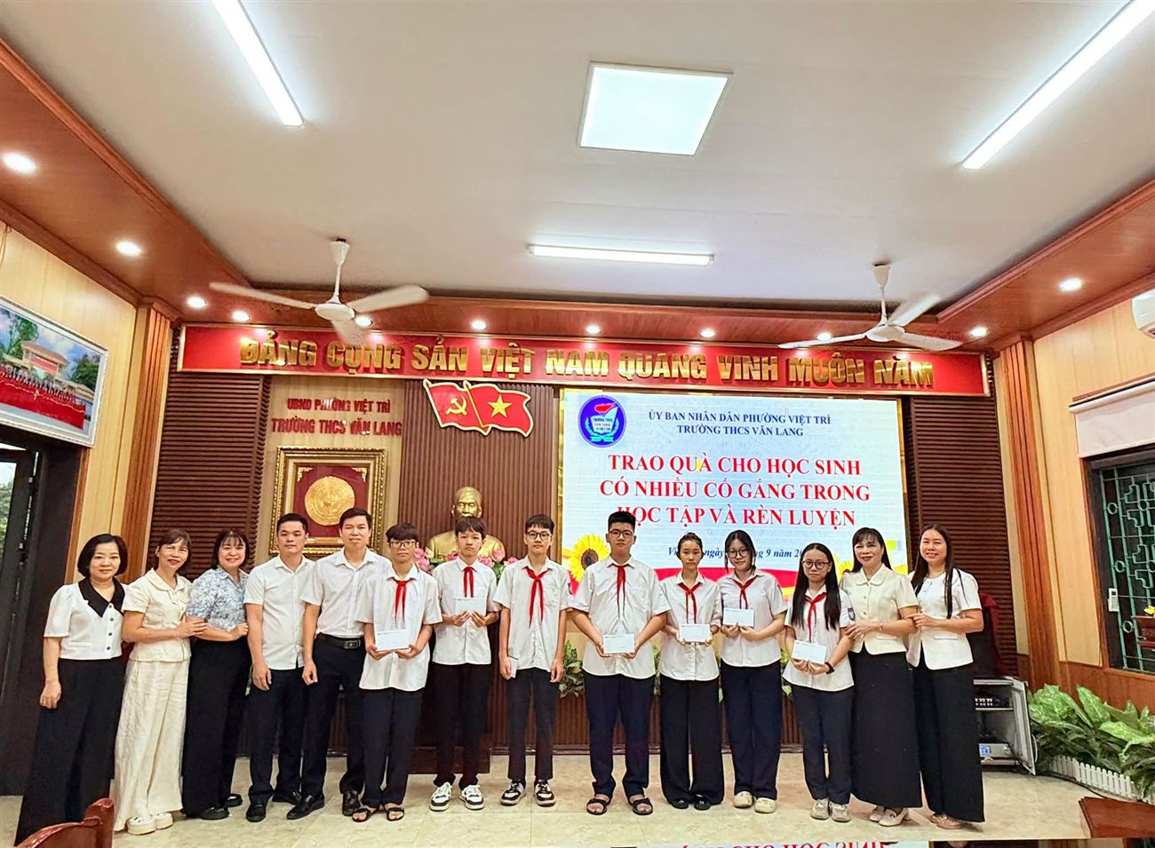 Lan tỏa yêu thương, tiếp sức học sinh Trường THCS Văn Lang