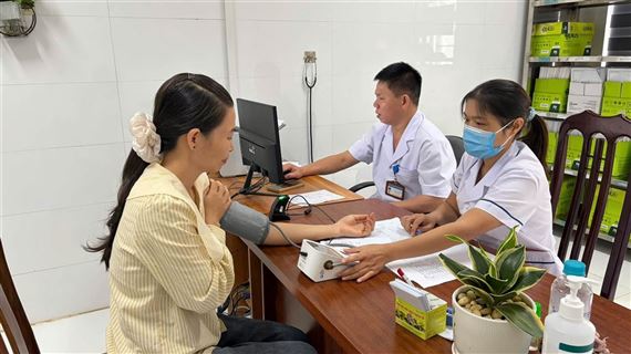 Trung tâm Y tế khu vực Tân Lạc chủ động chăm sóc sức khỏe Nhân dân từ cơ sở