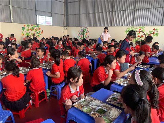 Lào Cai: Trường Tiểu học Cam Đường phụ huynh tham gia giám sát ăn cùng học sinh bán trú 