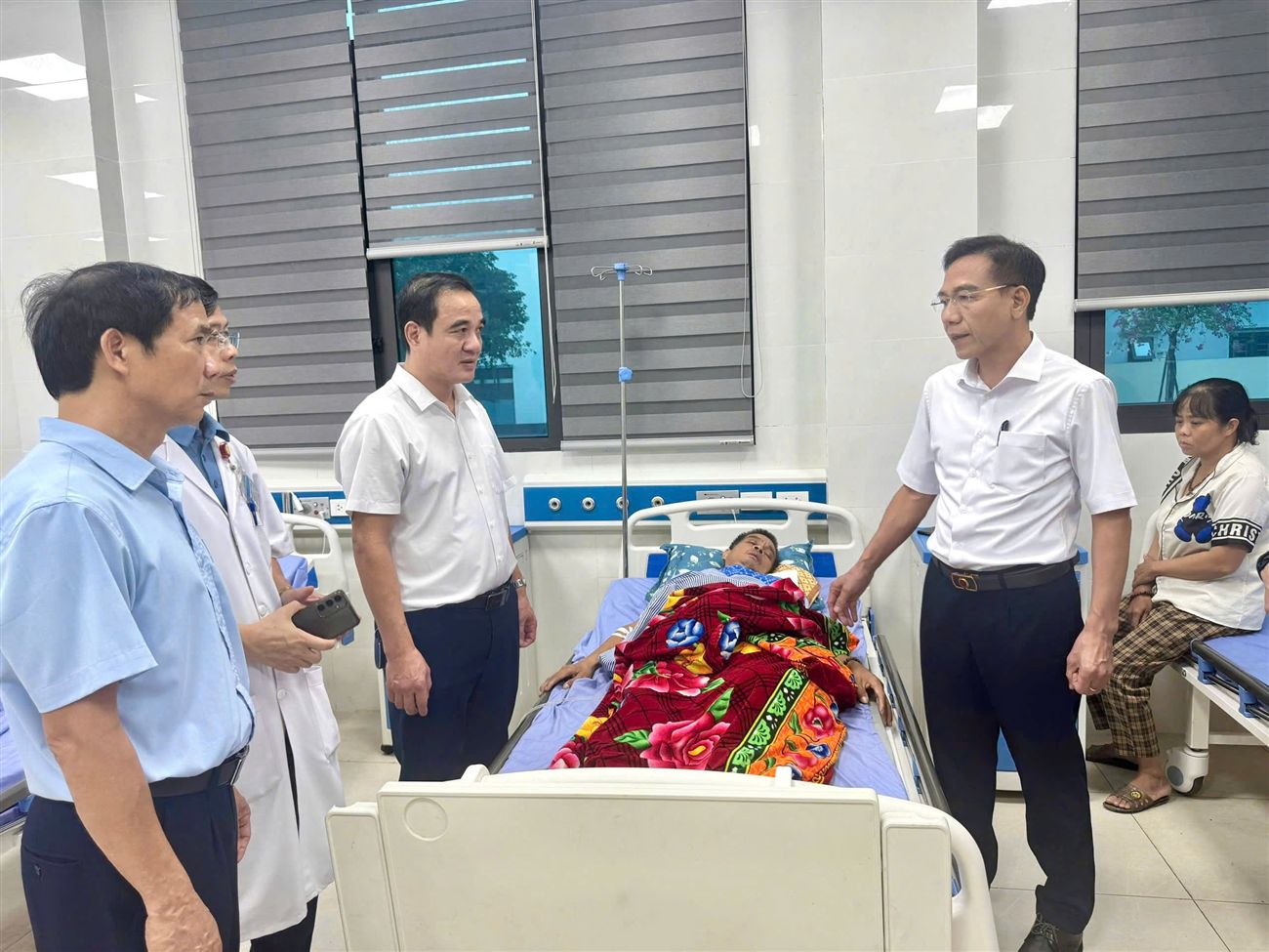 Phú Thọ: Ông Lê Hồng Trung, Giám đốc sở Y tế thăm, động viên người bệnh tại Trung tâm Y tế khu vực Yên Lạc
