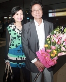 71 tuổi, Chế Linh trẻ trung bên vợ