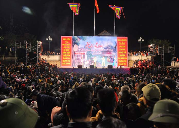Hàng vạn du khách đổ xô về xem hát quan họ trong ngày hội Lim