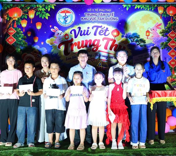 Ấm áp “Đêm hội trăng rằm” tại Trung tâm Y tế khu vực Tam Dương