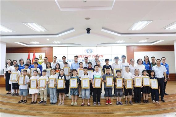 Bệnh viện Đa khoa tỉnh Phú Thọ tuyên dương gần 100 học sinh là con cán bộ, viên chức