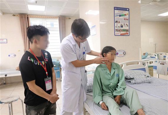 Người phụ nữ dân tộc Mông vượt gần 300km điều trị ung thư tuyến nước bọt