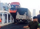 Xe Phương Trang leo thành cầu, 30 khách hoảng hốt