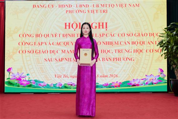Cô giáo Nguyễn Thị Minh Thịnh được bổ nhiệm giữ chức Hiệu trưởng Trường tiểu học Việt Trì 