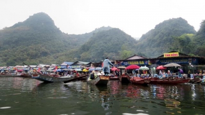 Phản cảm ở lễ hội chùa Hương