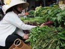 Người tiêu dùng... kiệt sức: Ăn chưa đủ lấy gì mua sắm!