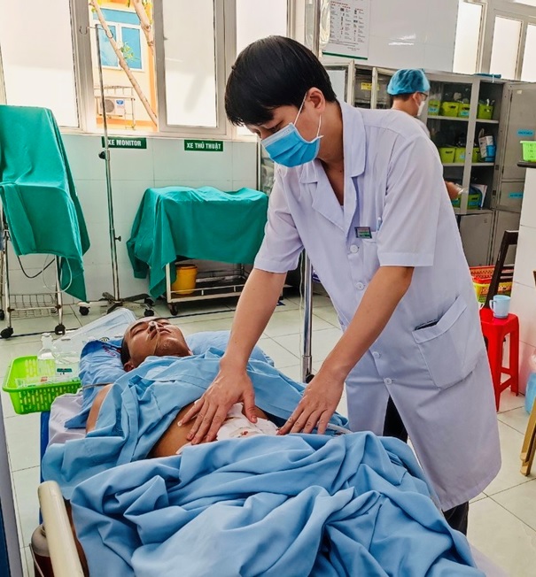 Thanh Hóa: Bệnh viện Đa khoa tỉnh cứu sống bệnh nhân ruột lòi ra ngoài, thủng dạ dày do lưỡi cưa văng vào