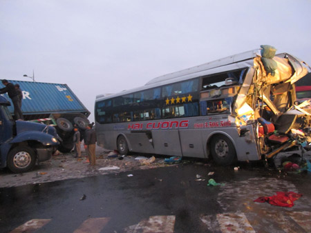 Xe khách lao vào container, 20 thương vong