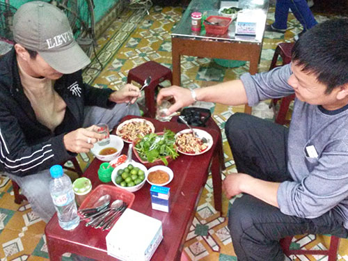 Mùa dịch, tiết canh vẫn đắt hàng