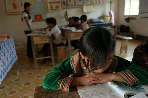 Cô giáo 12 năm đi 55km tới trường hàng ngày