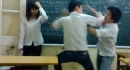 Chồng cô giáo xông vào trường học để... trả thù cho con