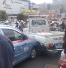 Đường phố náo loạn vì tài xế taxi hất CSGT lên nắp capo