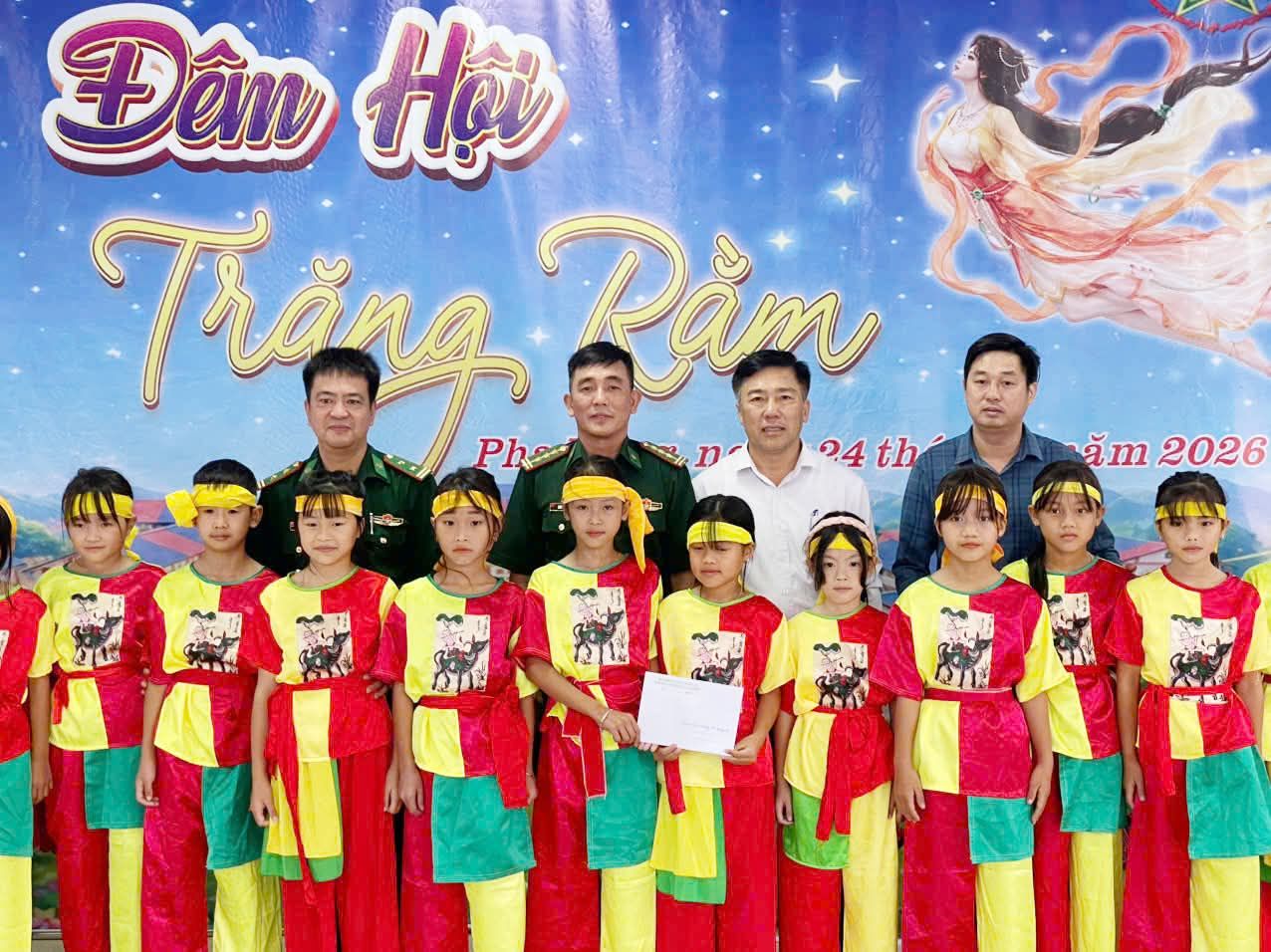 Lồng đèn thắp sáng ước mơ trên vùng cao Pha Long