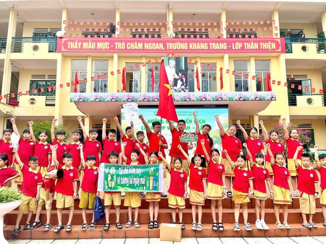  Học sinh Trường Tiểu học Hoàng Văn Thụ ra quân hưởng ứng Clean Up Việt Nam lần thứ 8