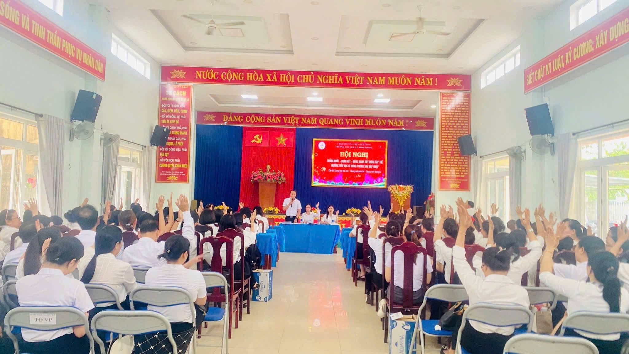 KHƠI THÔNG "MẠCH NGUỒN" VĂN HÓA VÀ NIỀM TIN NGƯỜI THẦY SAU SÁP NHẬP