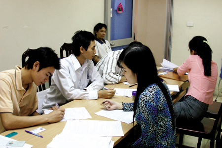 "Học sinh, sinh viên nghèo bị ép đóng học phí, hãy phản ánh với Bộ GD"