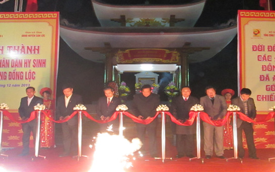 Xe cẩu húc đổ cổng nhà văn hóa sau đám cưới, 3 người chết