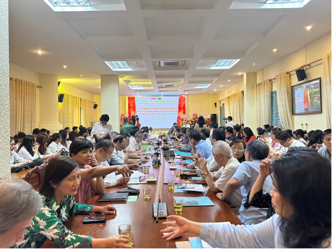 Lễ ra mắt Câu lạc bộ doanh nhân HUBT