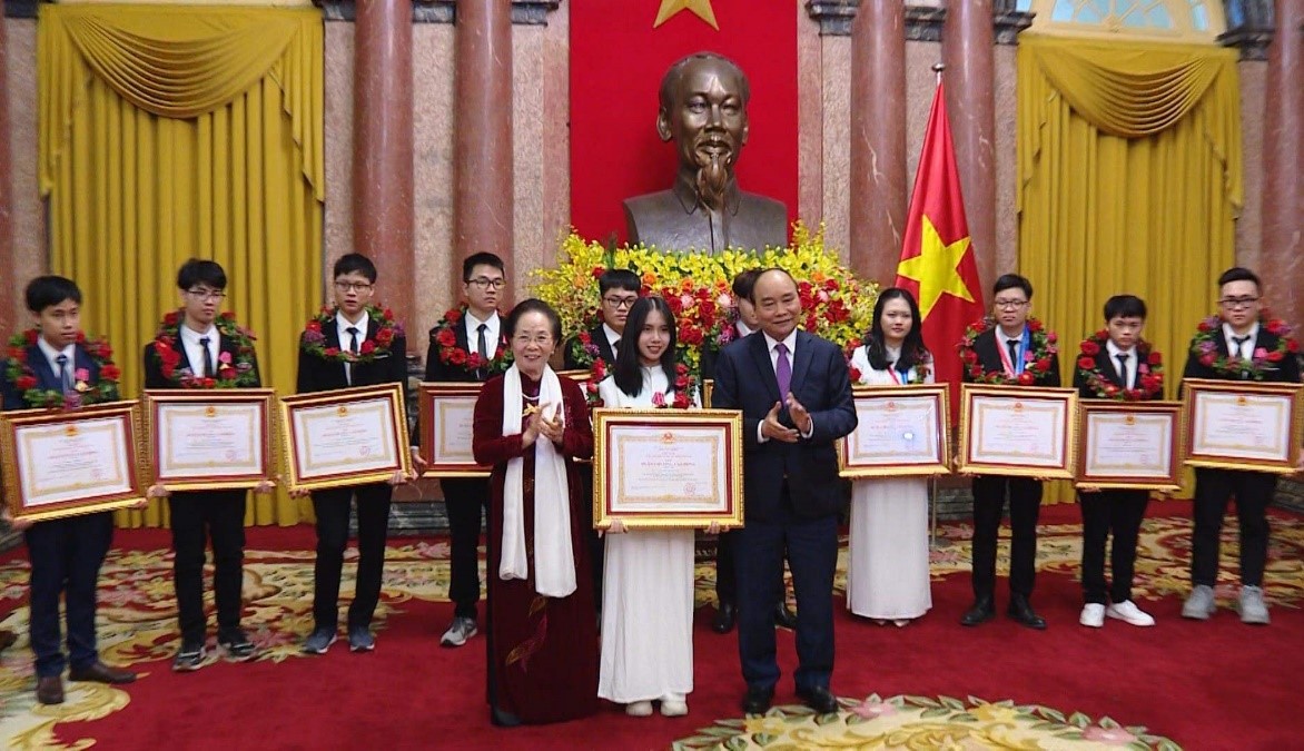 Học sinh trường THPT chuyên Hùng Vương, tỉnh Phú Thọ  vinh dự nhận Huân chương của Chủ tịch nước