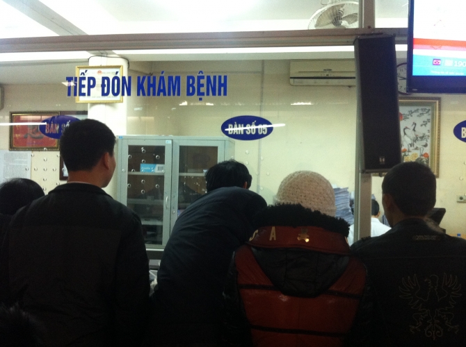 Khám bệnh phải có thẻ ATM: Bệnh nhân than khó, bệnh viện bảo hay