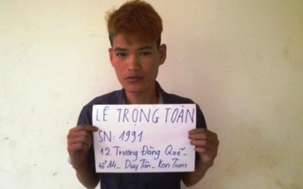 Vờ không biết tên trộm dưới gầm giường, báo công an đến bắt