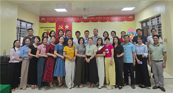 Thanh Hoá: Trao tặng sách và thiết bị học tập cho học sinh vùng cao Quan Sơn