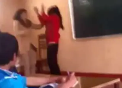 Cô giáo rượt theo tát nữ sinh trong lớp