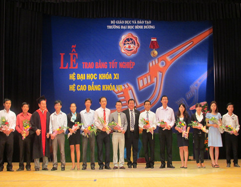 TRƯỜNG ĐẠI HỌC BÌNH DƯƠNG ĐỊNH HƯỚNG ĐÀO TẠO VÌ SỰ PHÁT TRIỂN CỦA XÃ HỘI.