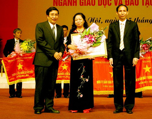Tuyên dương các điển hình tiên tiến, nhà giáo mẫu mực tiêu biểu năm 2012