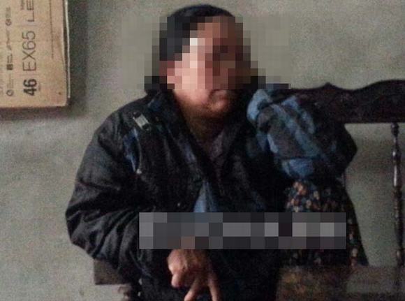 Bác ấy khóa chặt chân, giữ chắc tay, bịt miệng, đè cháu… rồi bác ấy…