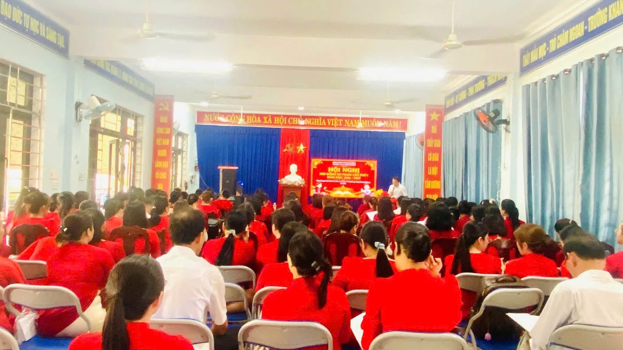 Hình 2: Hội nghị Hội đồng Sư phạm công khai tài chính và phương án bố trí nhân sự sau sáp nhập, tạo không khí cởi mở, dân chủ và đoàn kết.