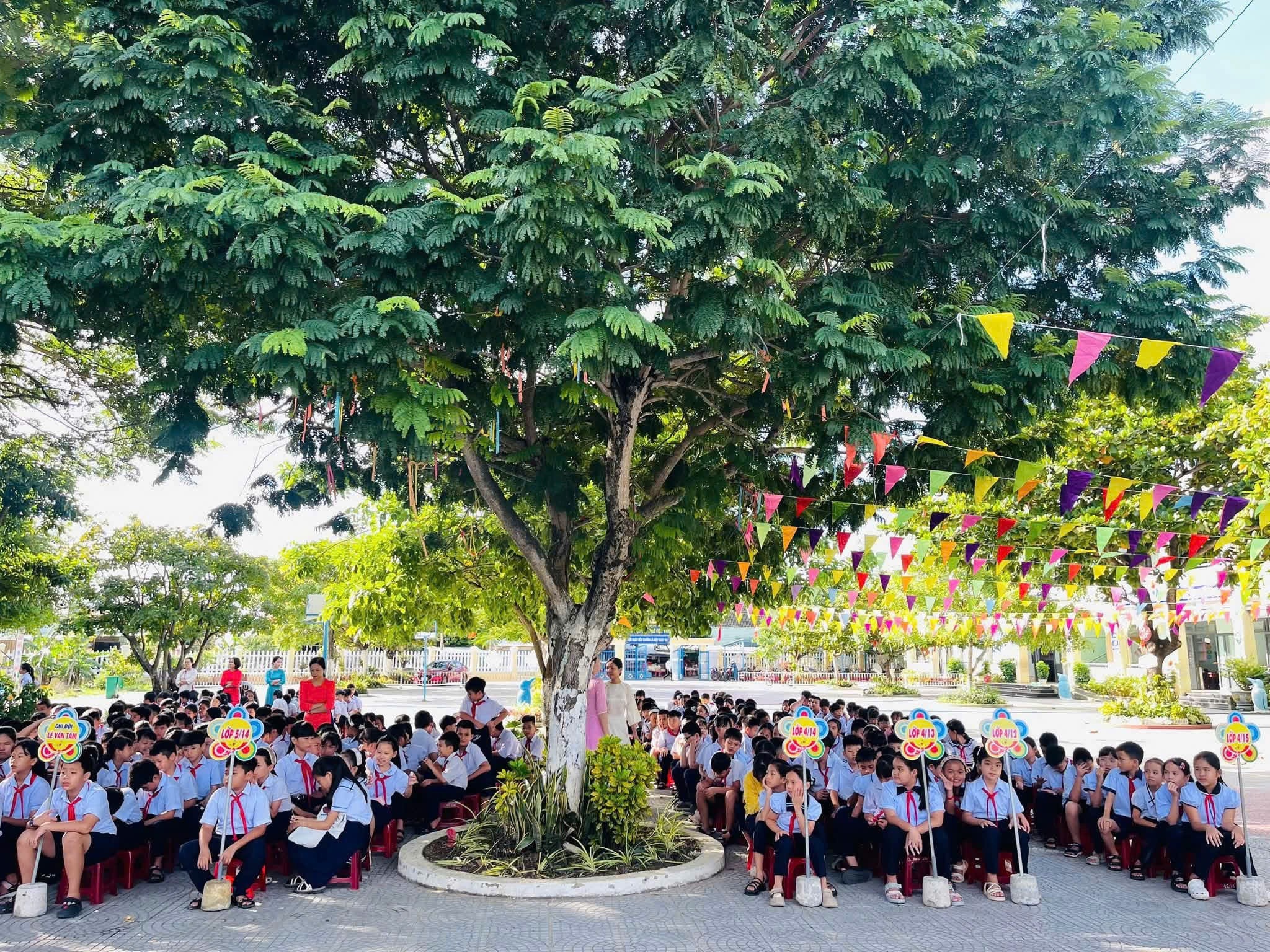 Hình 3: Học sinh tại Phân hiệu Ngọc Vinh hân hoan trong không gian học đường Xanh – Sạch – Đẹp – An toàn – Hạnh phúc sau sáp nhập.